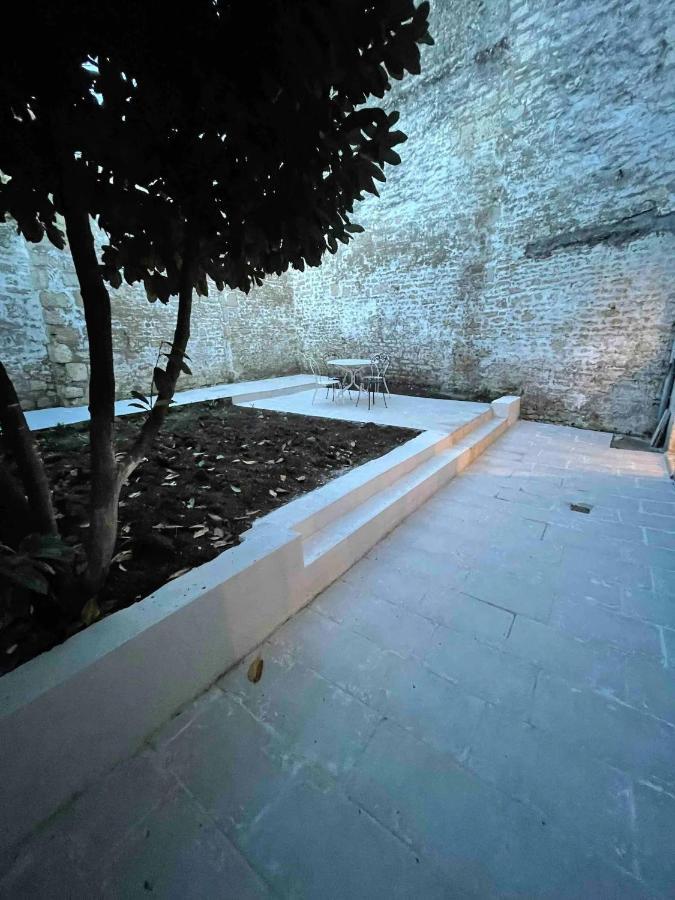 Le Jardin Niortais - Hyper Centre- Proche Gare - Paisible - Grand Jardin Prive, Wifi Hd -netflix Apartment Niort